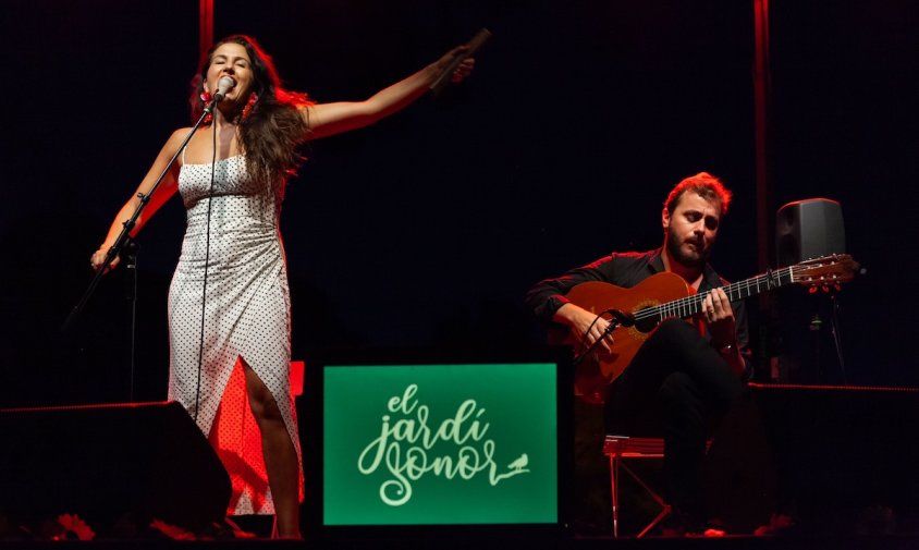 Alba Carmona, acompanyada de Jesús Guerrero, durant la seva actuació al Parc Samà