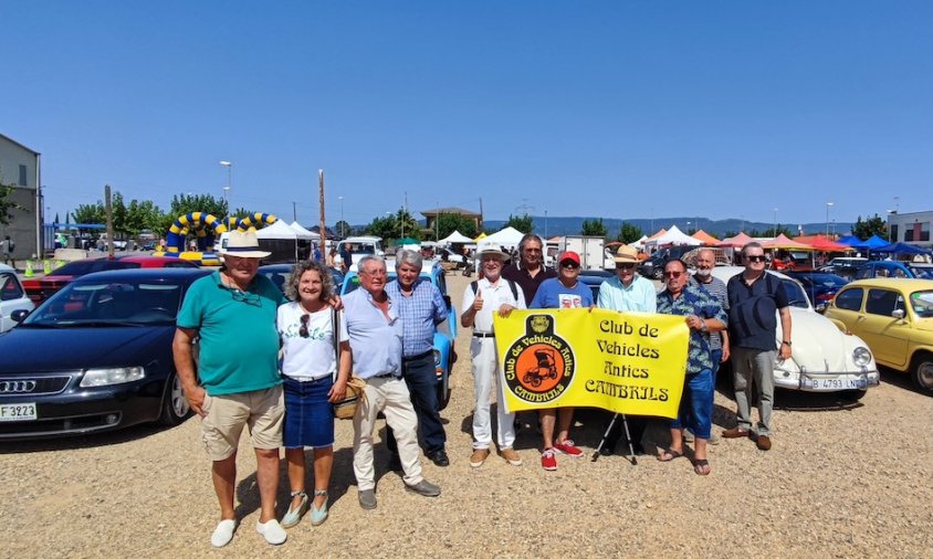 Foto de grup dels membres del Club de Vehicles Antics de Cambrils que van participar a la concentració