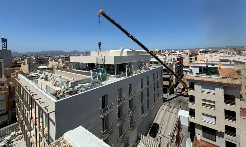 Imatge aèria d'una grua treballant a l'edifici