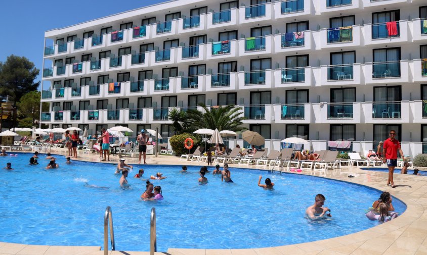 Turistes banyant-se a la piscina d'un hotel de Vila-seca