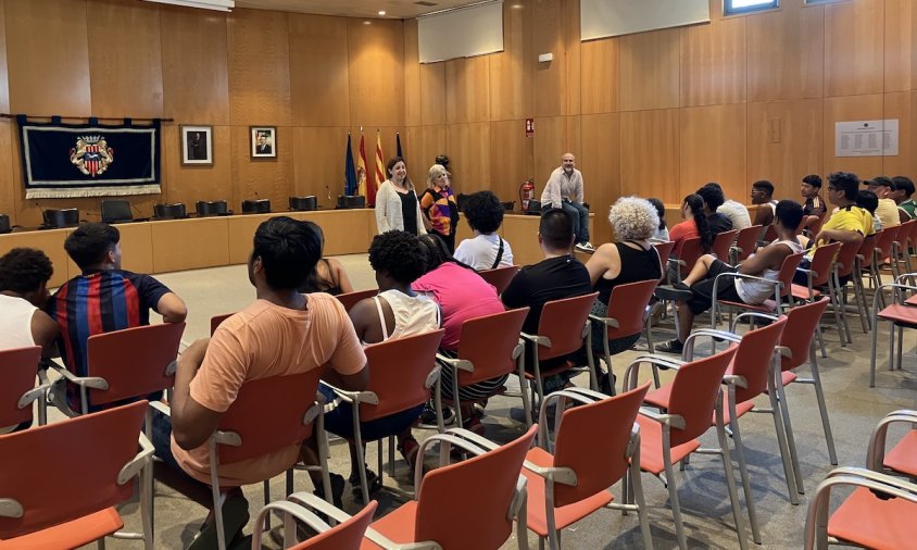 Un moment de la rebuda del grup de joves voluntaris a la sala de plens de l'Ajuntament