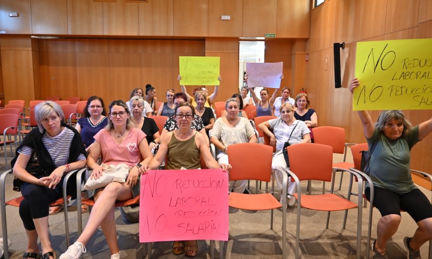 Un grup de treballadores afectades per la reducció laboral i salarial, ahir al matí, a la sala de plens