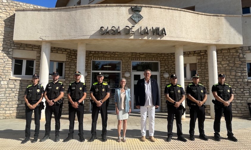 Els cinc agents de la Policia Local de reforç i els representants municipals