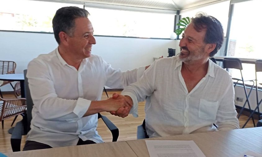 Ramon Vallverdú, president del Club Nàutic Cambrils i Siscu Gil, Patró Major de la Confraria de Pescadors, van protagonitzar la signatura del conveni