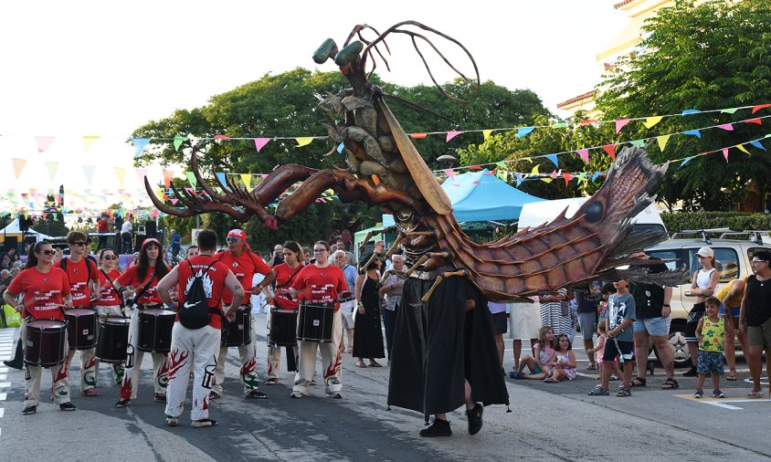 La Galera i els timbalers dels Cagarrieres, ahir, a l'inici de la cercavila pel barri