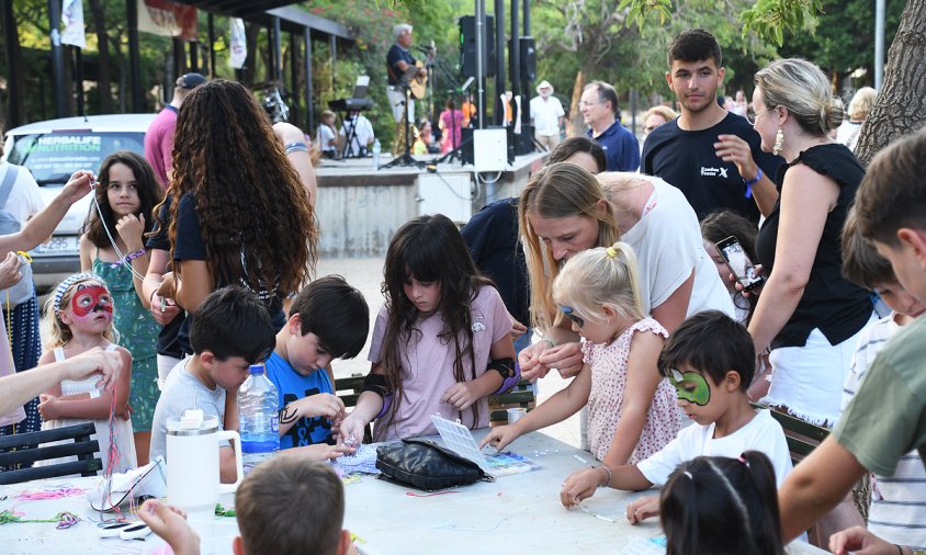 El Festival de la Família va desplegar una activitat d'entreteniment i de música, ahir, al parc del Pescador