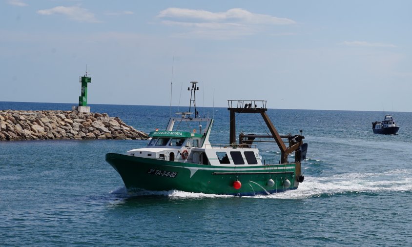 Imatge d'unes barques d'arrossegament entrant al port de Cambrils, a principis d'aquest mes de juliol