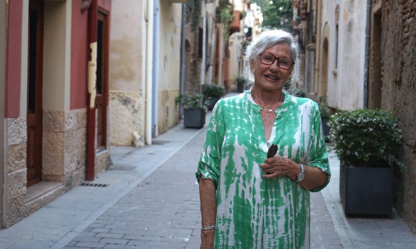 Maria Dolors Bertran, davant de la casa del carrer Major on va néixer