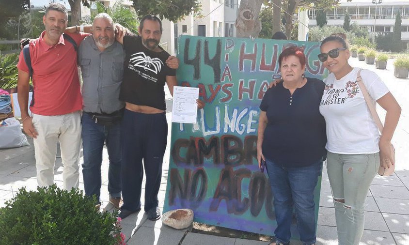 Jorge Fernández, al centre de la imatge, amb el full d'empadronament i acompanyat d'un grup de persones de suport