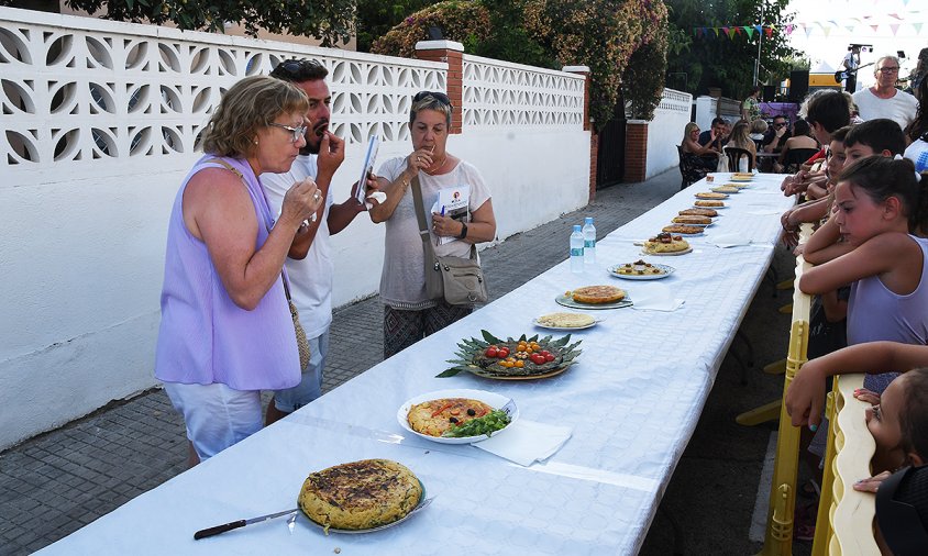 El jurat, ahir a la tarda, fent el tast de les truites presentades