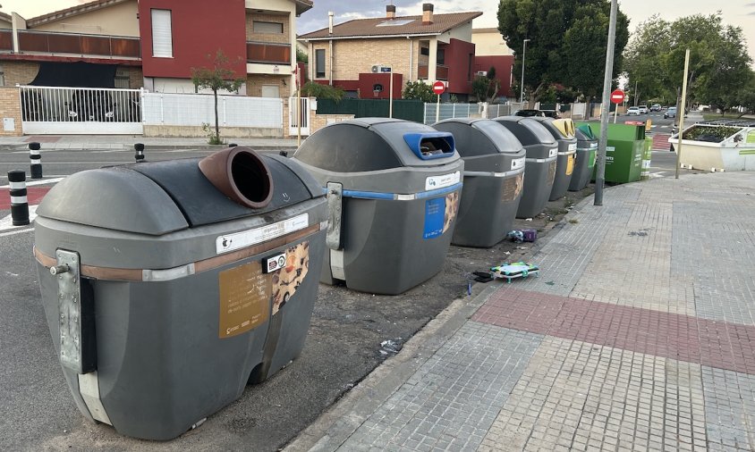 Imatge d'una bateria de contenidors a Vilafortuny, a principis d'aquest mes de juliol