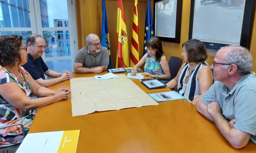 Moment de la cessió de documentació del mestre d'aixa cambrilenc Josep Vizcarro