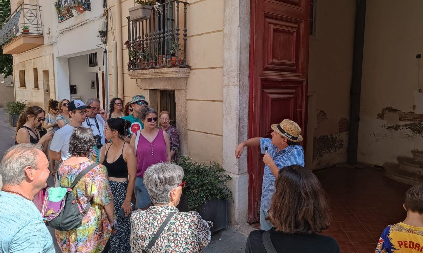 La visita guiada, en el seu pas pel carrer Major