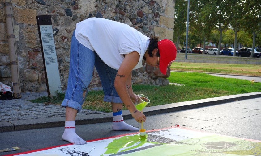 Maria Borràs, pintant davant de la Torre del Bou