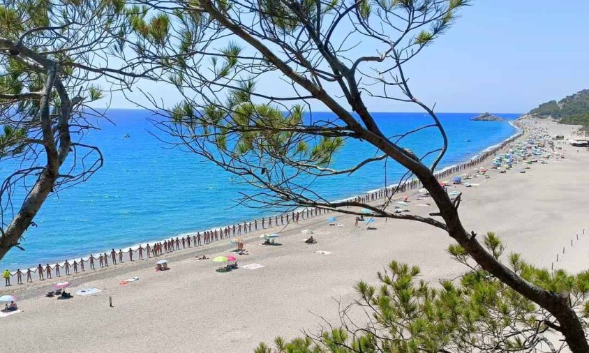 Cadena naturista a la platja del Torn, a l'Hospitalet de l'Infant