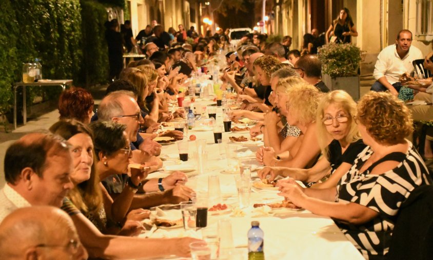 Imatge del sopar popular vileru de l'any passat, al carrer Rovira