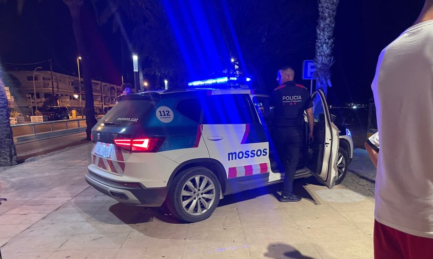 Mossos a la platja del Regueral