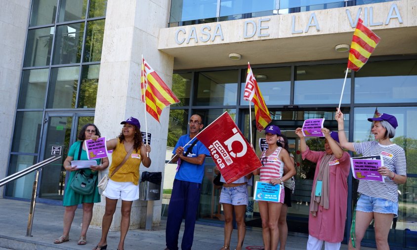 Concentració a les portes de l'Ajuntament