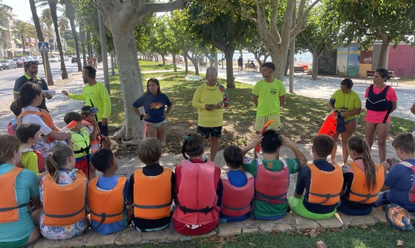 Uns cinquanta nens i nenes van entrar a l'aigua en paddle surf