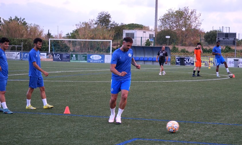 Jugadors del Cambrils Unió, ahir, durant el primer entrenament de la pretemporada