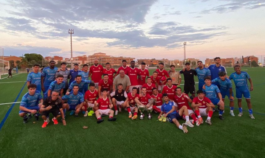 Foto de família dels dos equips, després del partit