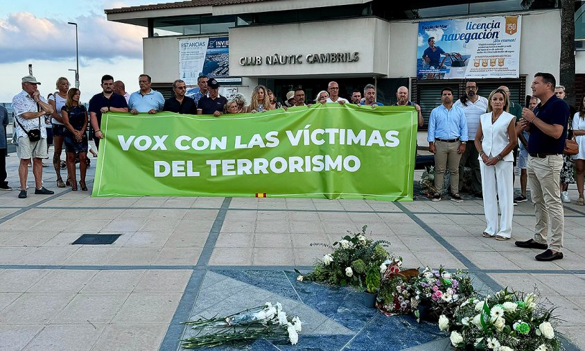 Un moment de l'homenatge de Vox, ahir, al Memorial per la Pau cambrilenc