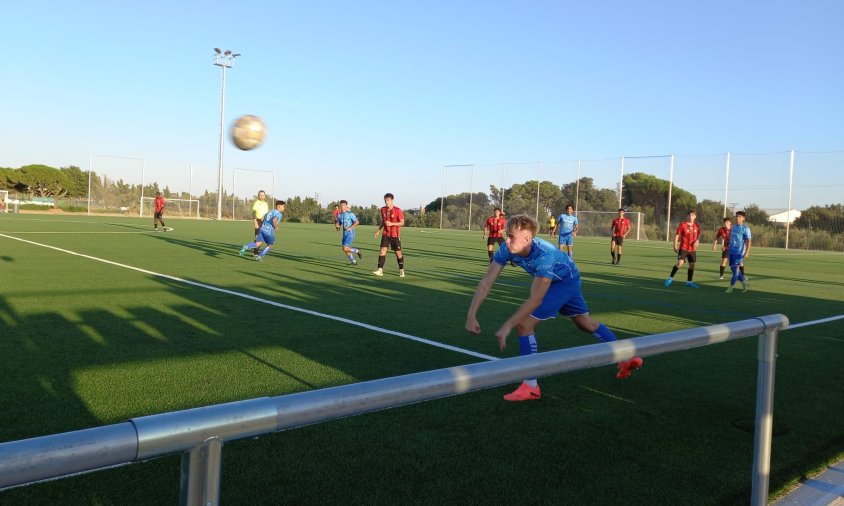 Roca, jugador del Cambrils Unió, rebutjant la pilota