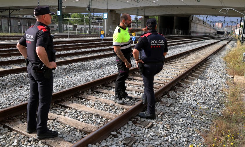 Mossos d'Esquadra i personal d'Adif vigilant la xarxa ferroviària a Sant Andreu Comtal