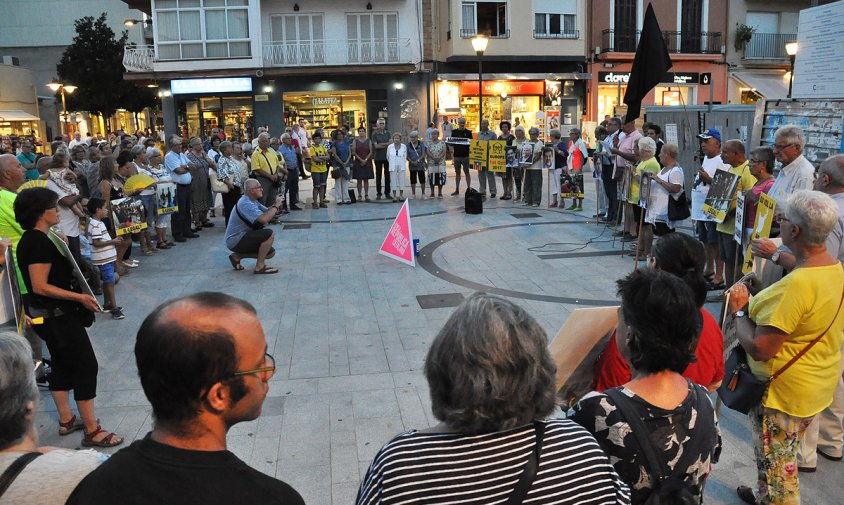 Un moment de la concentració d'ahir al vespre, a la plaça del Pòsit