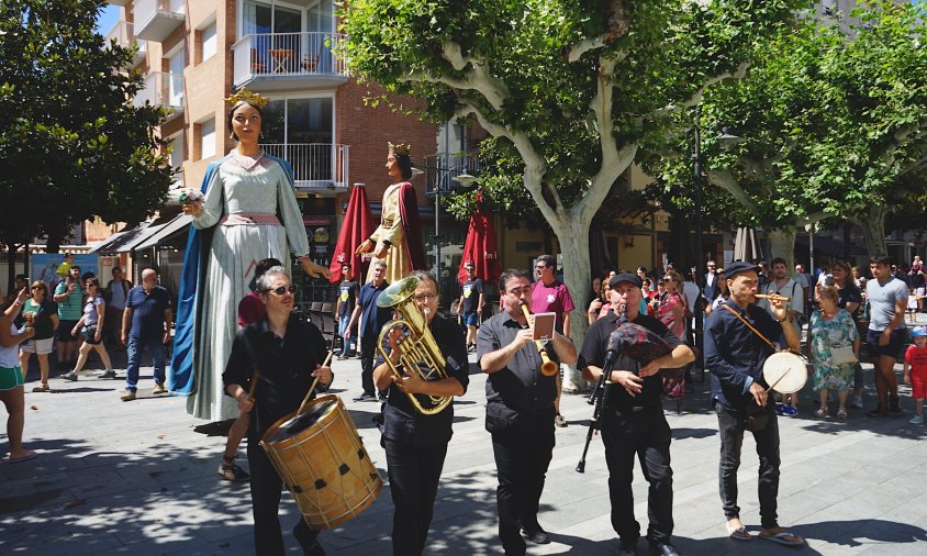 La Cobla Ministrers de Cambrils i, darrere, els gegants Pere i Camí; durant les festes de Sant Pere