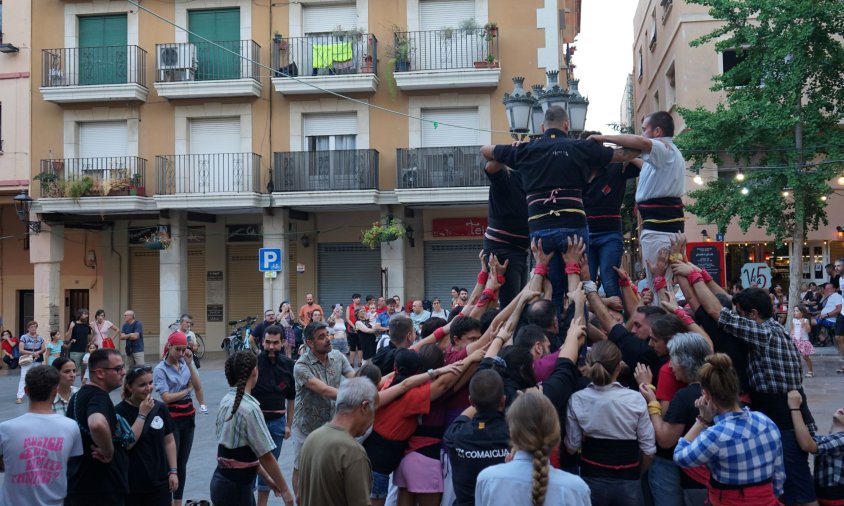 Xiquets de Cambrils assajant a la plaça de la Vila