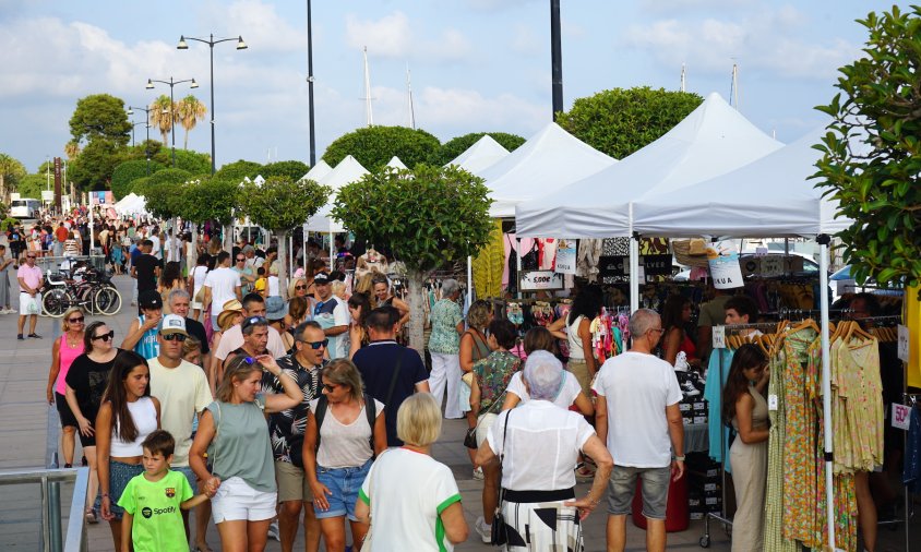 Gran afluència a la fira de rebaixes, el dissabte a la tarda