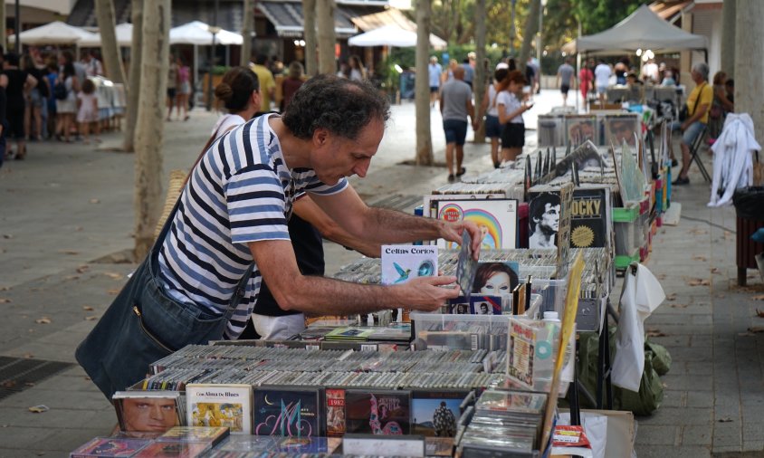 Un home remena entre els discs dels mostradors