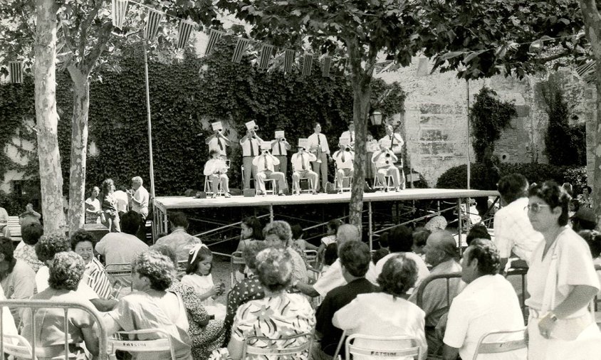 Audició de sardanes al pati posterior de l'Ermita en un acte de la Festa Major de la Mare de Déu del Camí, a la dècada dels 80