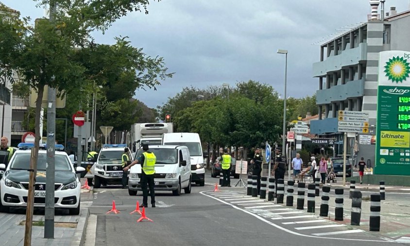 Controls intensos de la Guàrdia Civil, aquest matí, a l'avinguda de la Diputació, terme municipal de Cambrils