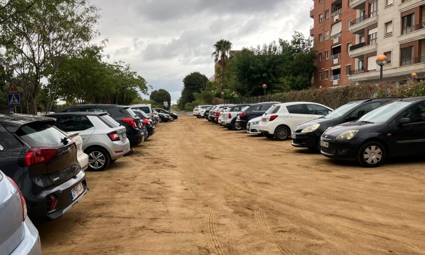 Cotxes estacionats al nou aparcament