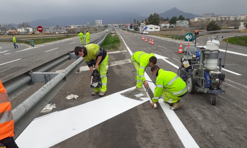 Treballadors mantenint l'estat de les carreteres