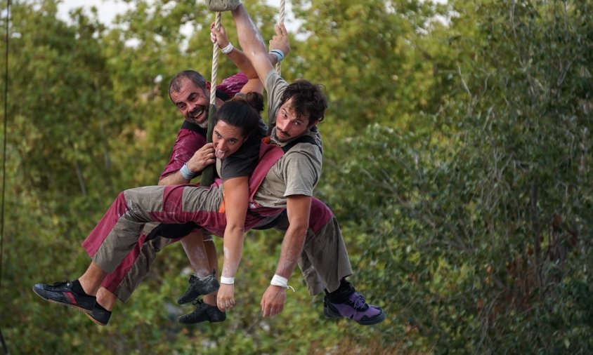 Els tres protagonistes de l'espectacle, dalt del trapezi