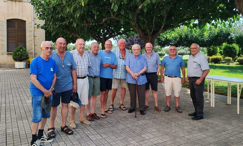 El germà Fèlix, al centre de la imatge, i el germà José Antonio, el primer a l'esquerra, amb els exalumnes que ahir van anar a la Casa Sant Josep