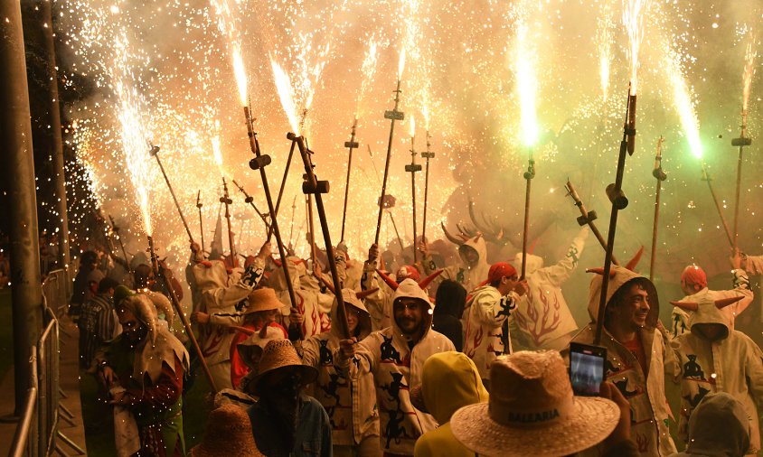 Concentració de diables i foc a l'encesa final a la plaça del Setge