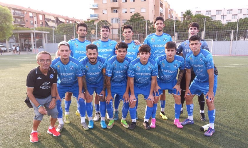 Equip titular del Cambrils Unió B al camp del Mas Pellicer