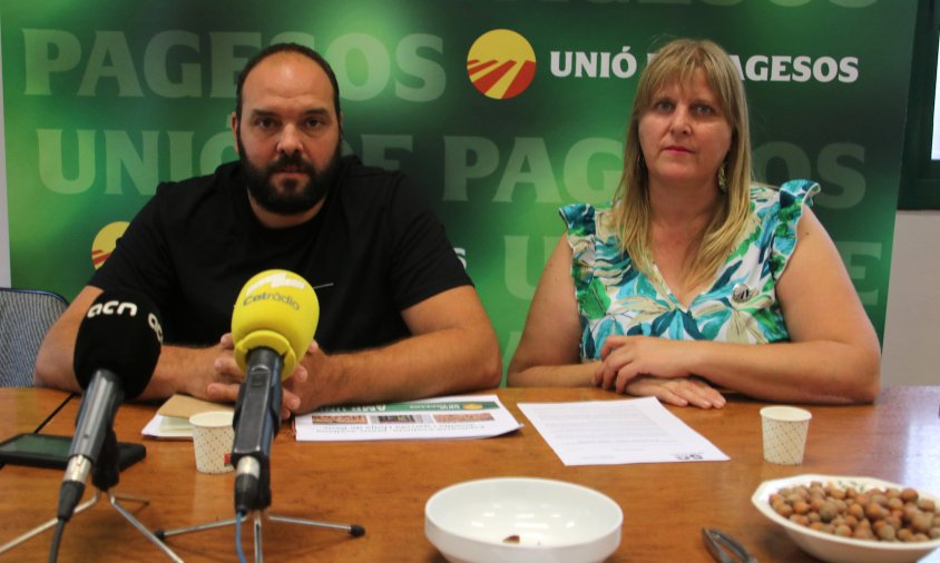 Sergi Martín, responsable nacional de Fruita Seca d'Unió de Pagesos i, Esther Gomis, membre del sindicat, a la roda de premsa