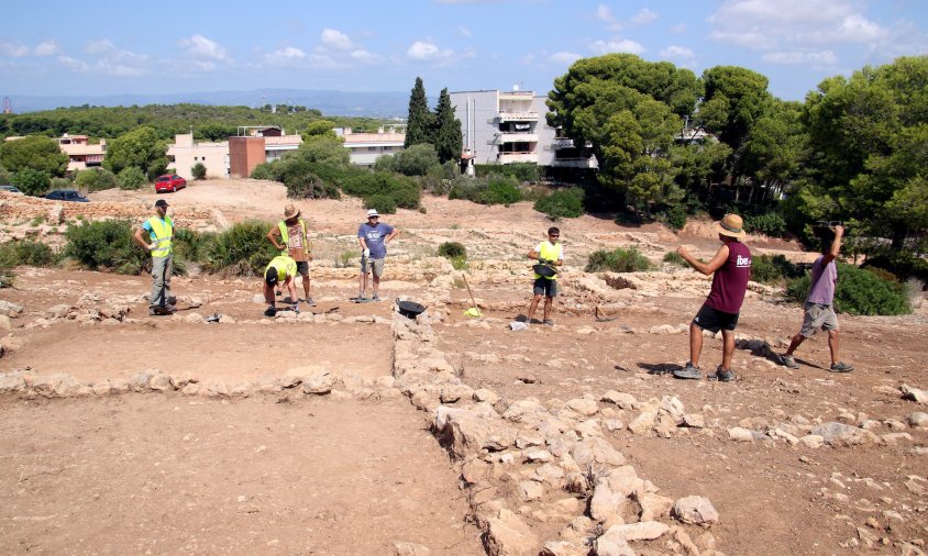 Els arqueòlegs treballant al jaciment del poblat de La Cella de Salou és grec