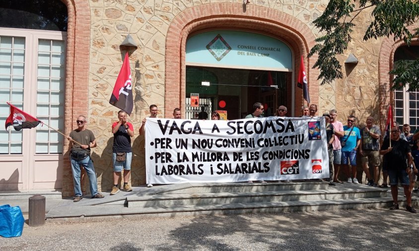 Imatge de la concentració, ahir al migdia, davant del Consell Comarcal del Baix Camp a Reus