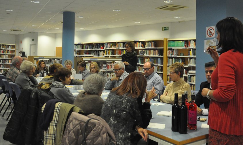 Imatge d'arxiu d'un tast de vins organitzat a la Biblioteca Municipal