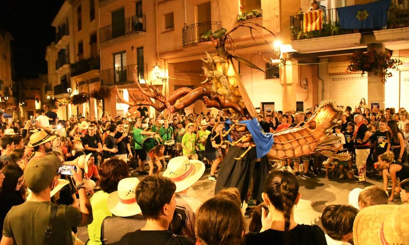 La Galera fent la ballada a la plaça de la Vila davant una gernació que l'havia acompanyat en el seu recorregut