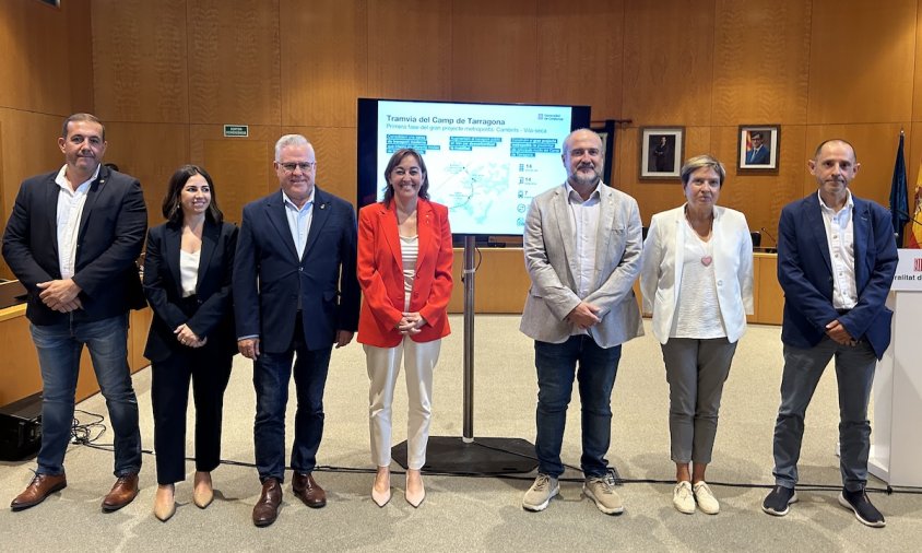 Sílvia Paneque amb els alcaldes i altres autoritats a la sala de plens de l'Ajuntament de Cambrils