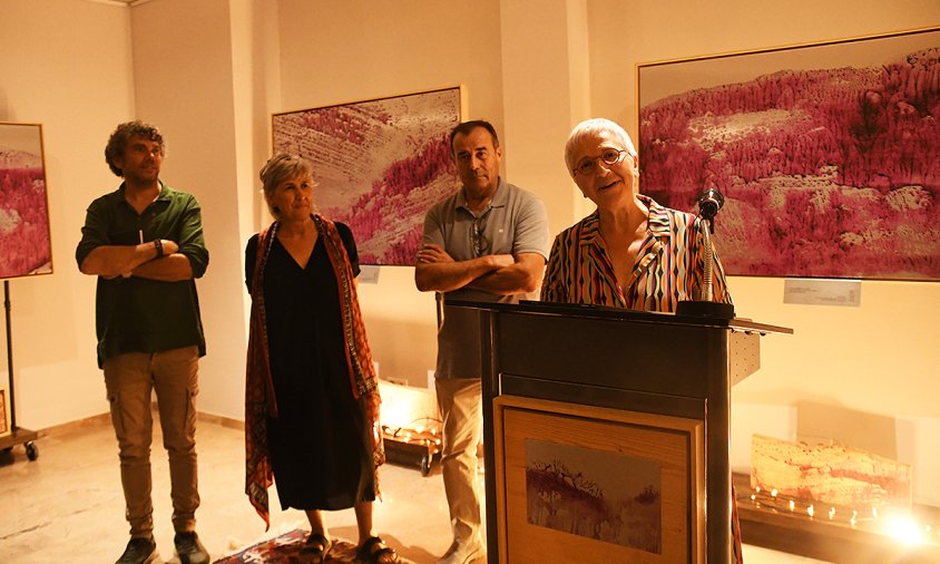 D'esquerra a dreta, Jordi Barberà, Maria Adzerias, Agustí Torelló i Montserrat Adzerias, ahir, a la inauguració de l'exposició Priorat pintat amb vi