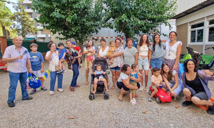 Foto de grup dels pares i mares dels xiquets i xiquetes usuàries del servei