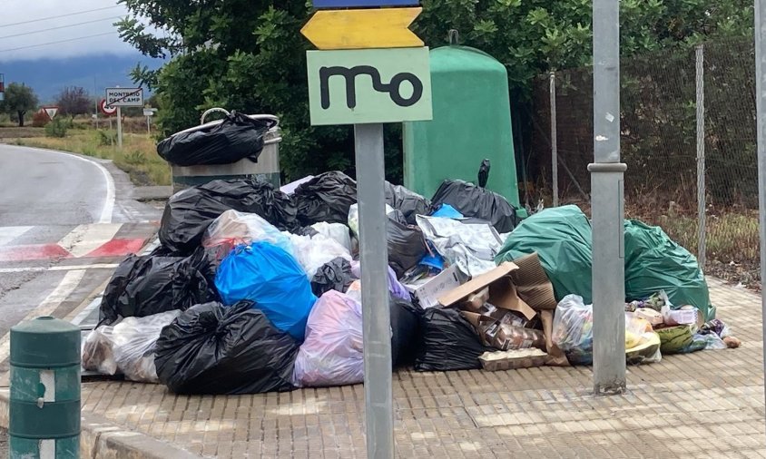 Imatge de les bosses de brossa acumulada a Montbrió del Camp